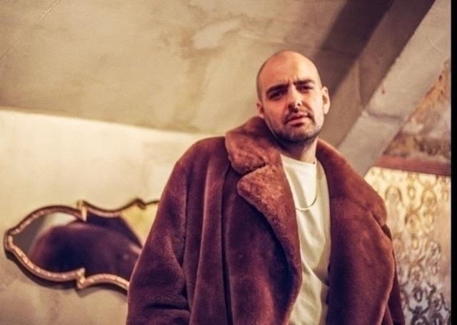 Bartu Küçükçağlayan'ın Sahne Kıyafeti Hayranlar Arasında Tartışma Yarattı