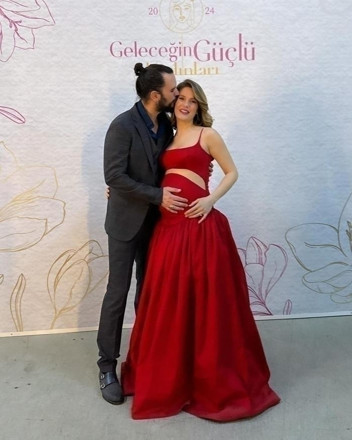 Burcu Biricik, Anne Olma Heyecanını Son Halini Paylaşarak Gösterdi