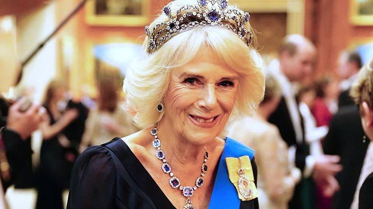 Camilla'nın Takı Dolu Görünümü Öne Çıktı