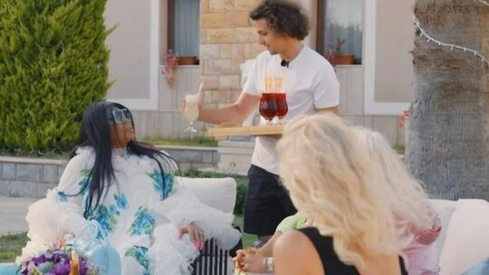 Bülent Ersoy'un Garsona Yaptığı Tepki Çeken Yorum