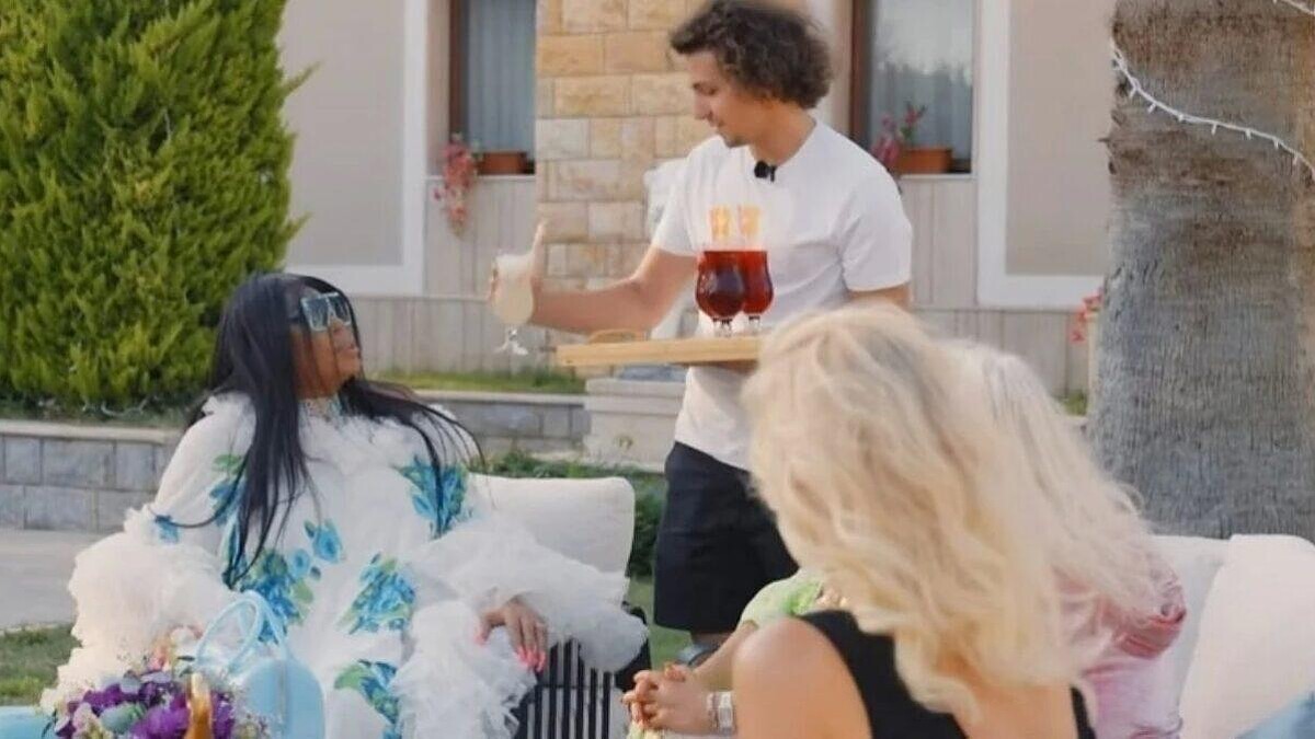 Bülent Ersoy'un Garsona Yaptığı Tepki Çeken Yorum