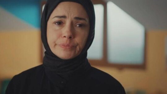 Özgü Namal'dan Şaşırtan Değişim! Ünlü Oyuncu Yeni Film İçin İmajını Değiştirdi