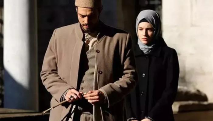 Mert Yazıcıoğlu, Kızıl Goncalar'ın Cüneyd Efendi'si Tatilde! Sosyal Medyada Gündem Oldu