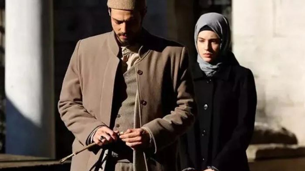 Mert Yazıcıoğlu, Kızıl Goncalar'ın Cüneyd Efendi'si Tatilde! Sosyal Medyada Gündem Oldu