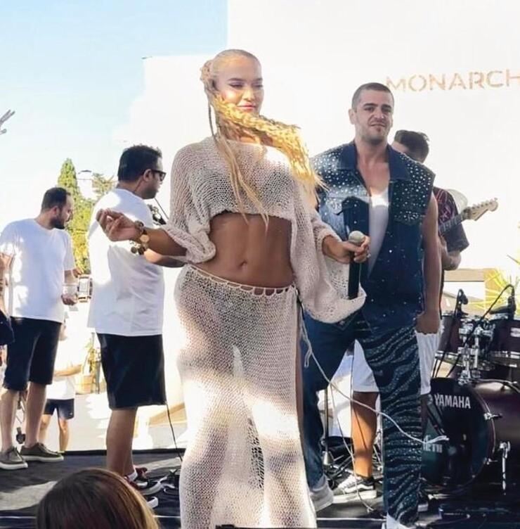 Ünlü İsimler Çeşme'de Tatil Yapıyor: İlkin Tüfekçi Gipsy Kings Konserinde Türk Lokumu İkram Etti