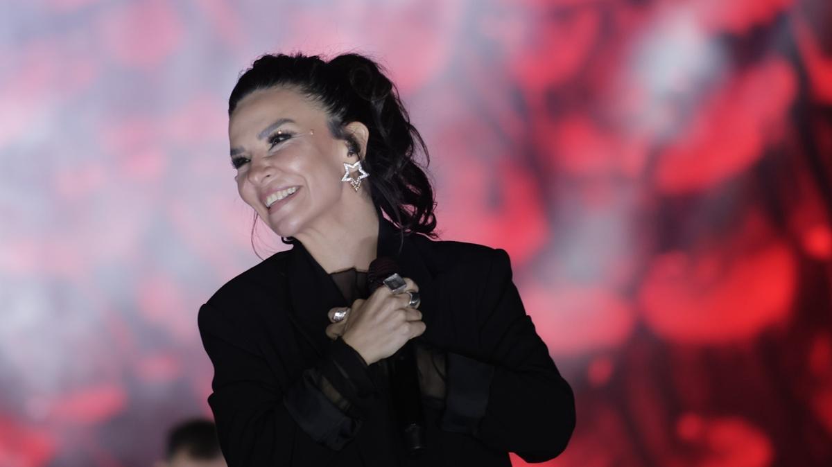 Fatma Turgut, Öğrencilere Kep Attırdı!