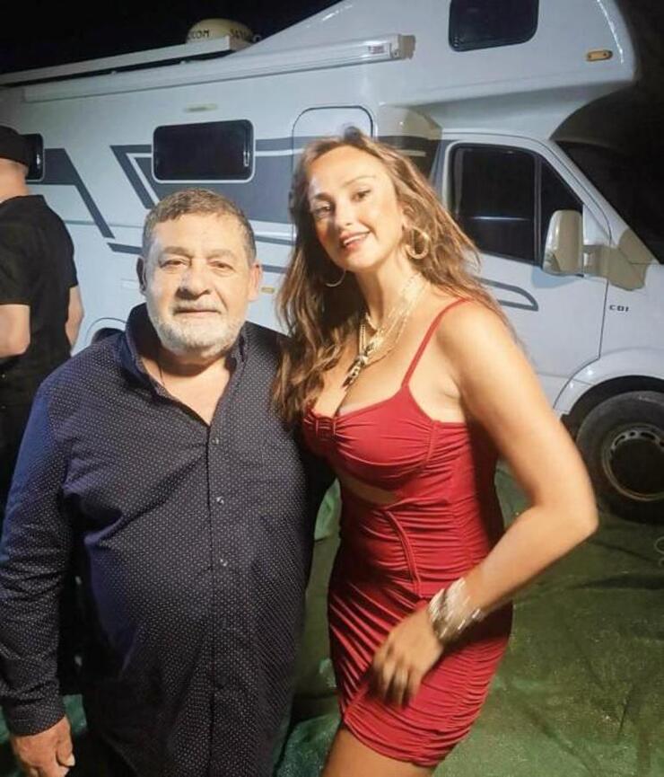 Ünlü İsimler Çeşme'de Tatil Yapıyor: İlkin Tüfekçi Gipsy Kings Konserinde Türk Lokumu İkram Etti