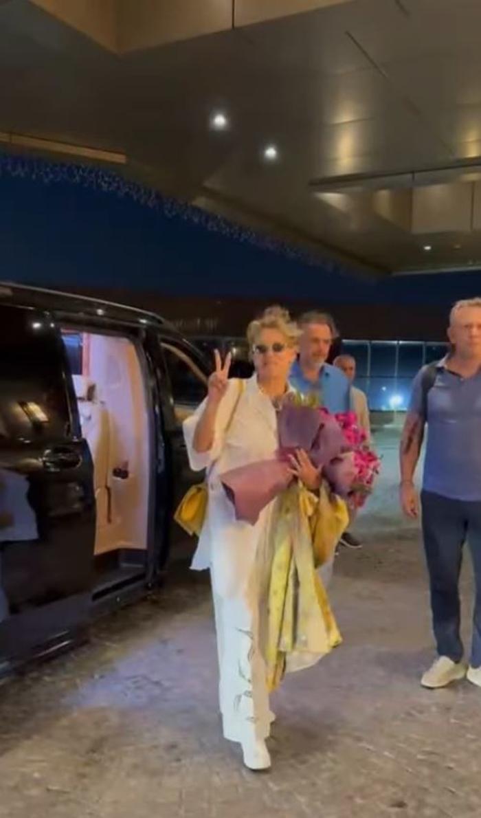Sharon Stone İstanbul'da otelde resim yaparak gününü geçirdi, 'Kurtlar Vadisi'ni övdü