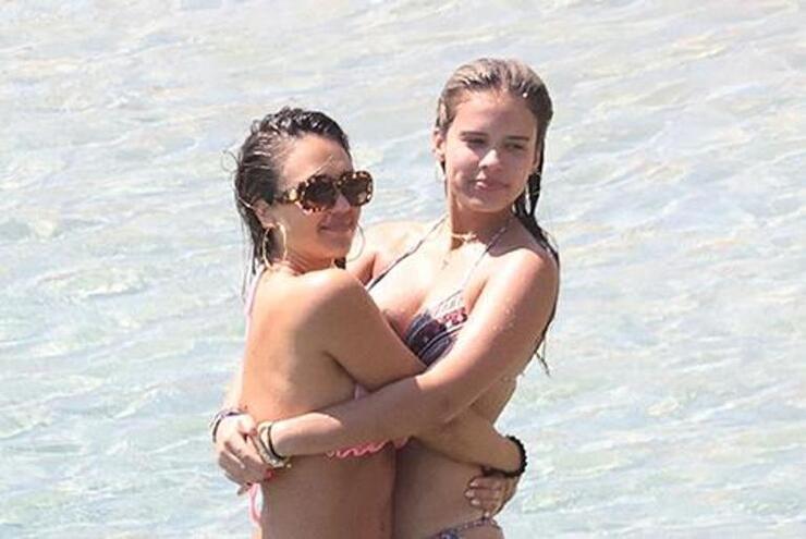 Jessica Alba ve Kızı Honor'un Mykonos Tatili: Annelik ve Kızlık Arasındaki Sınırlar Belirsizleşiyor