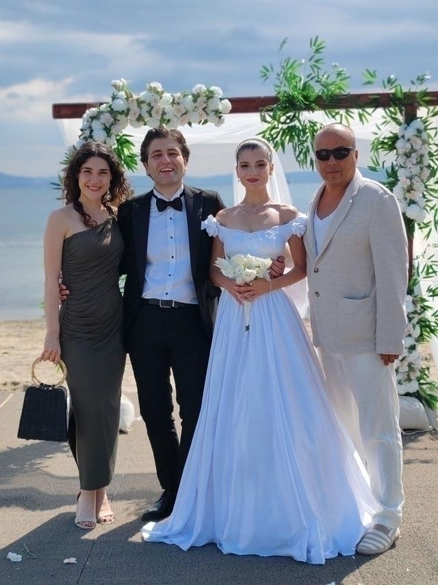 Kırmızı Oda'nın Narin'i Aylin Paksoy, Emre Tokcael İle Kumla'da Evlendi!