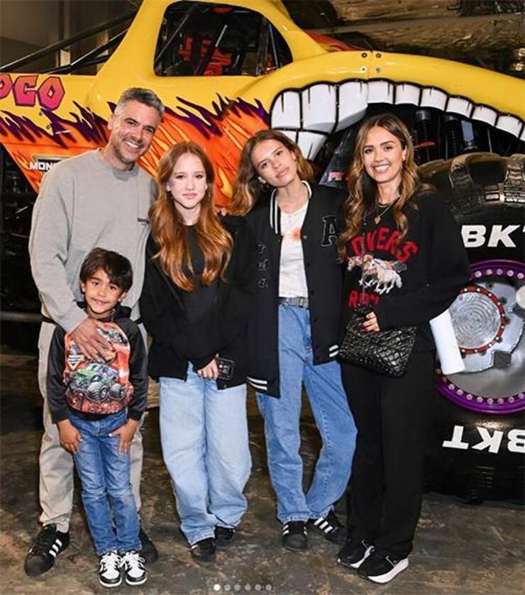 Jessica Alba ve Kızı Honor'un Mykonos Tatili: Annelik ve Kızlık Arasındaki Sınırlar Belirsizleşiyor