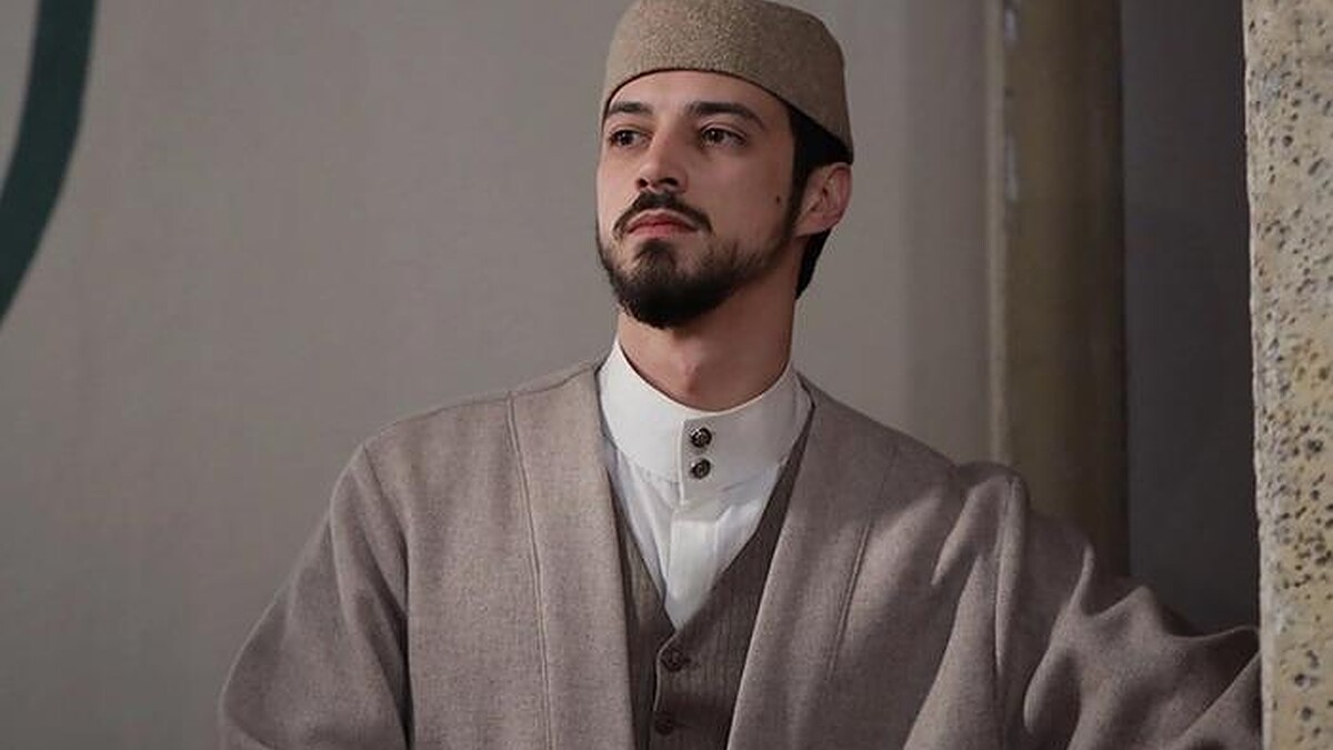 Mert Yazıcıoğlu, Kızıl Goncalar dizisiyle GQ Türkiye kutlamasında şıklığıyla dikkat çekti!