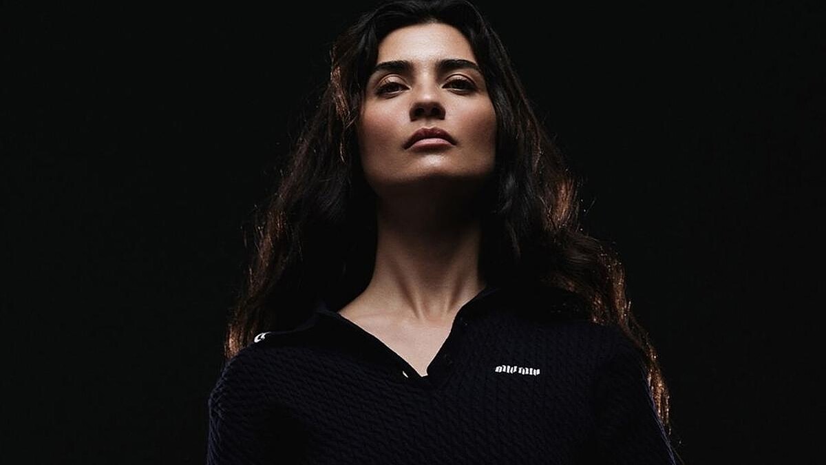 Tuba Büyüküstün Bodrum'da denizde mısır keyfi yaparken görüntülendi