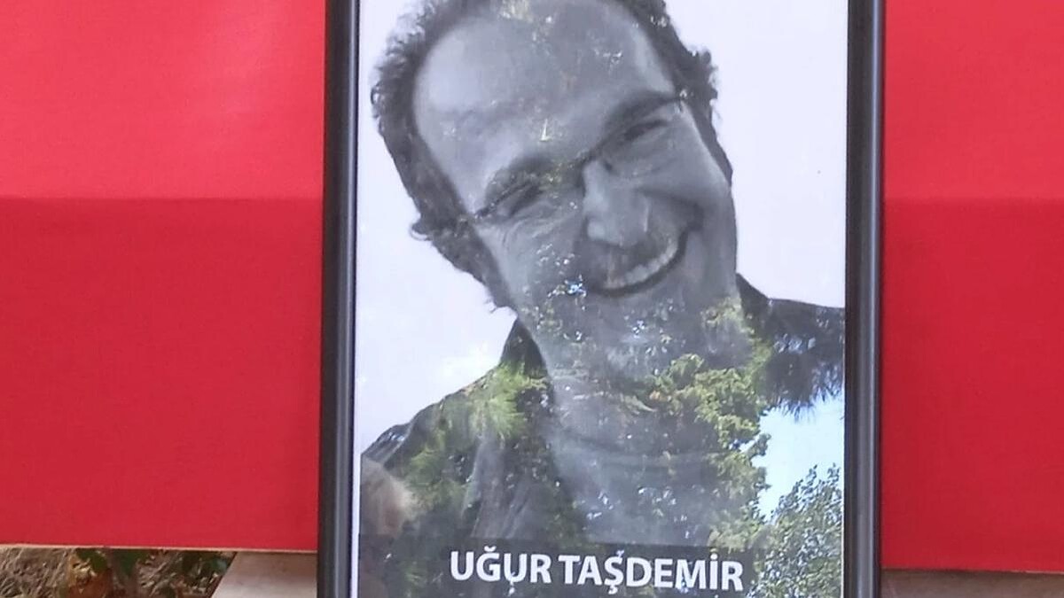 Uğur Taşdemir 58 yaşında hayatını kaybedip Moda Camii'nde düzenlenen cenaze töreniyle defnedildi