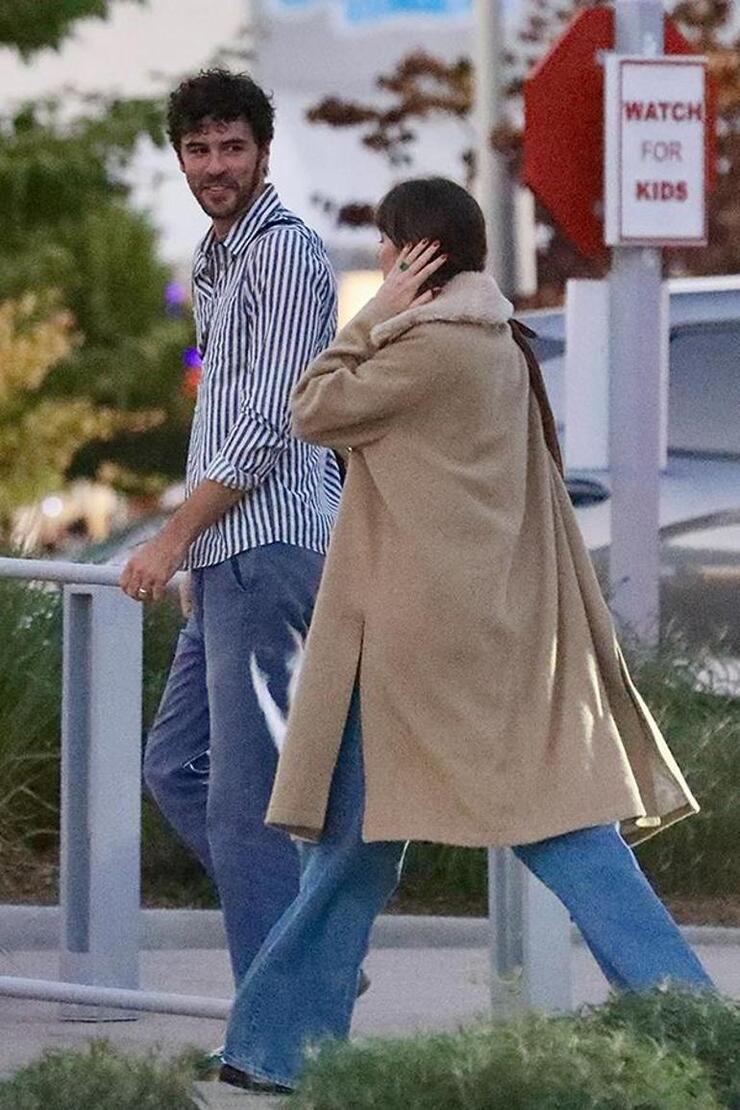 Dakota Johnson'dan Aşk Yeniden! Nişan Yüzüğünü Sergileyip Ayrılık İddialarını Yalanladı