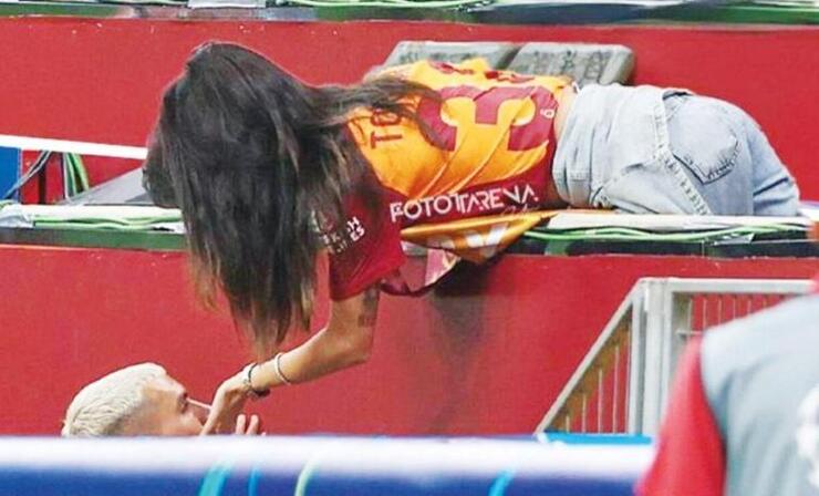 Öpücük Şansı Getirmedi, Galatasaray Maçında Dikkat Çeken Magazin Gelişmeleri!