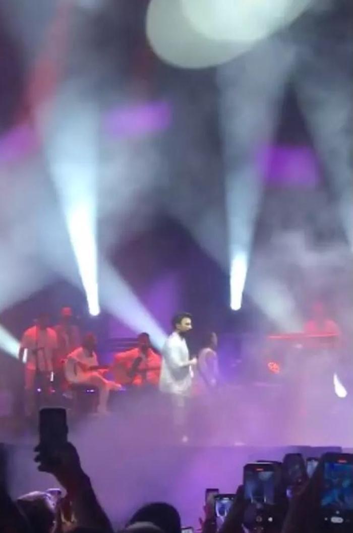 Tarkan Maltepe'de sessiz konser verdi, ses sistemi arızası izleyicileri hayal kırıklığına uğrattı
