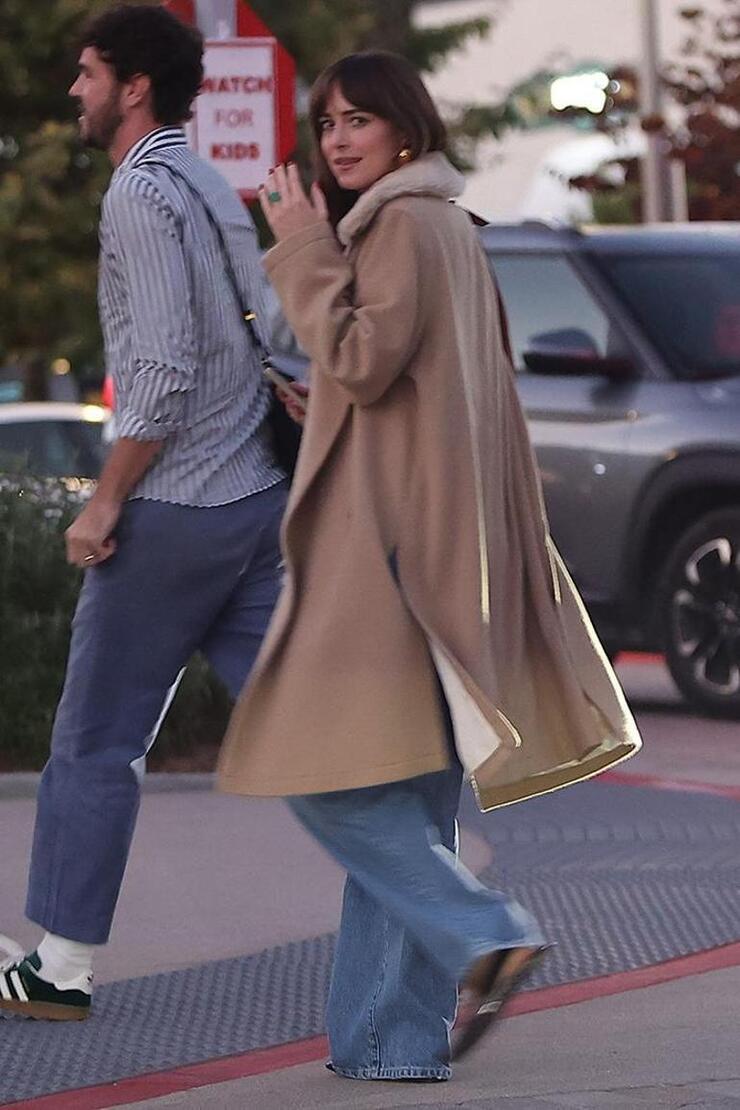 Dakota Johnson'dan Aşk Yeniden! Nişan Yüzüğünü Sergileyip Ayrılık İddialarını Yalanladı