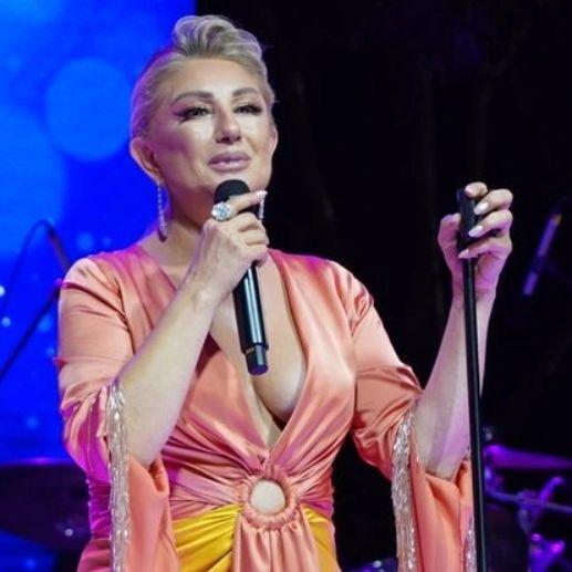 Muazzez Ersoy'un Sütyensiz Dekolteli Gömleği Sosyal Medyada Olay Yarattı