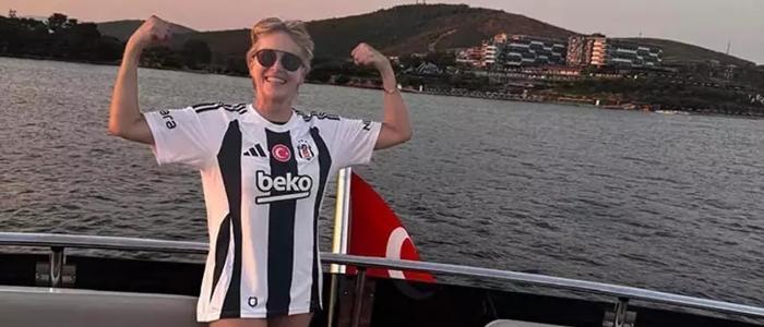 Sharon Stone, Bodrum'da Beşiktaş forması giyerek poz verdi ve İstanbul deneyiminden memnun kaldı