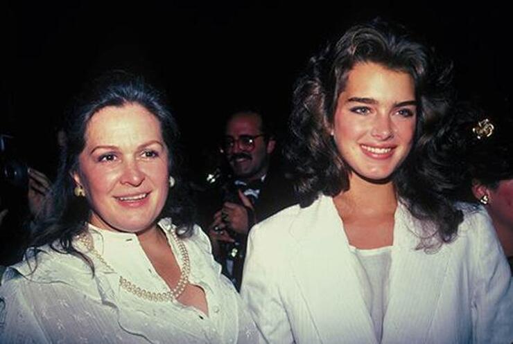 Gelinliği Mezuniyetinde Kızına Veren Brooke Shields Anılarını Yeniden Canlandırdı