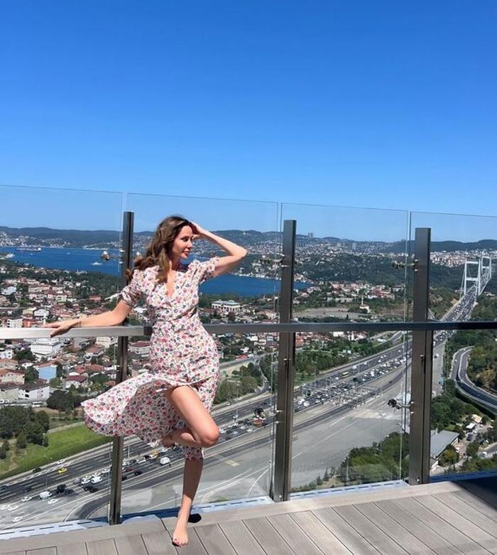 Demet Şener İstanbul Manzarasında Poz Verdi: "Var mı Daha Güzeli?"