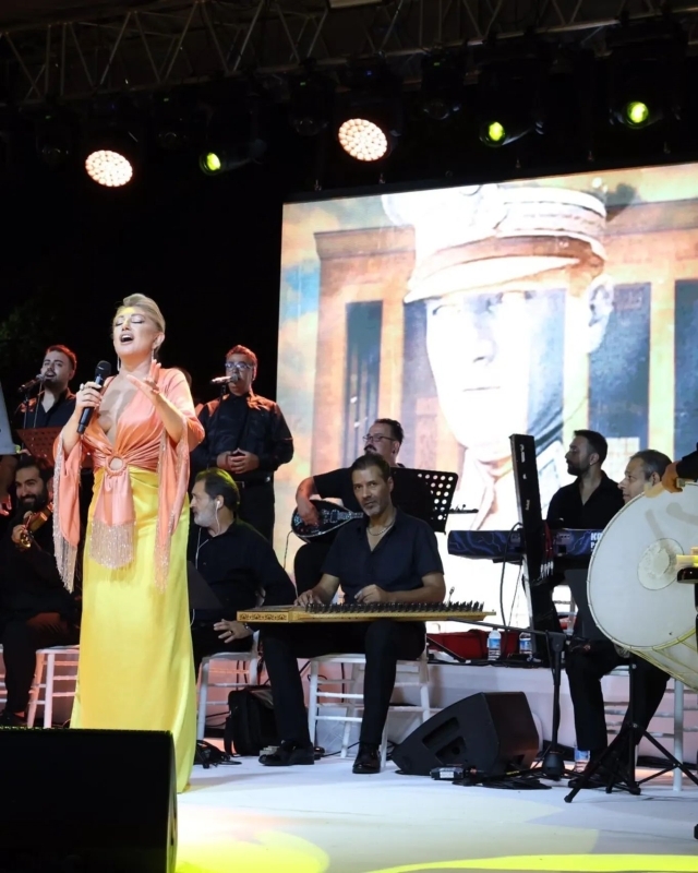 Muazzez Ersoy'un Sütyensiz Dekolteli Gömleği Sosyal Medyada Olay Yarattı