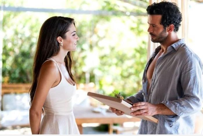 Hande Erçel Mikonos'ta tatil yaparken yeni pozuyla beğeni yağmuruna tutuldu