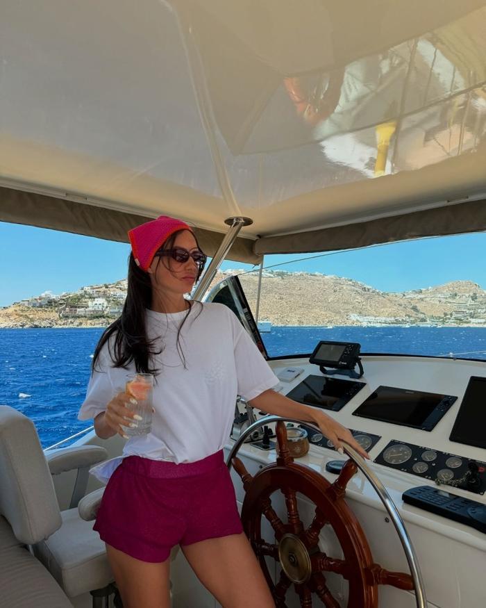 Yasemin Özilhan'dan tekne paylaşımı! Meyve ikram masası sosyal medyada gündem oldu