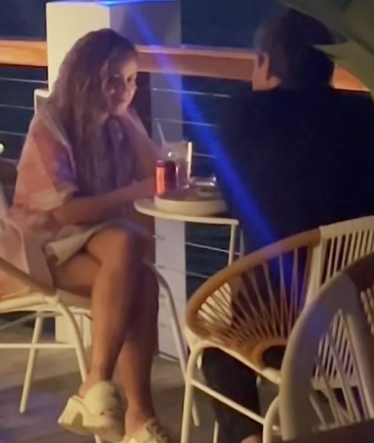 Shakira, Miami'deki restoranında gizemli adamla samimi yemek keyfi yaşadı