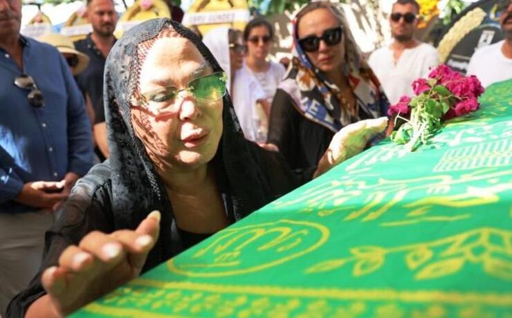 Safiye Soyman, oğlu Harun'un vefatından 20 gün sonra sahneye döndü: "O hep sahnede olmamı isterdi"