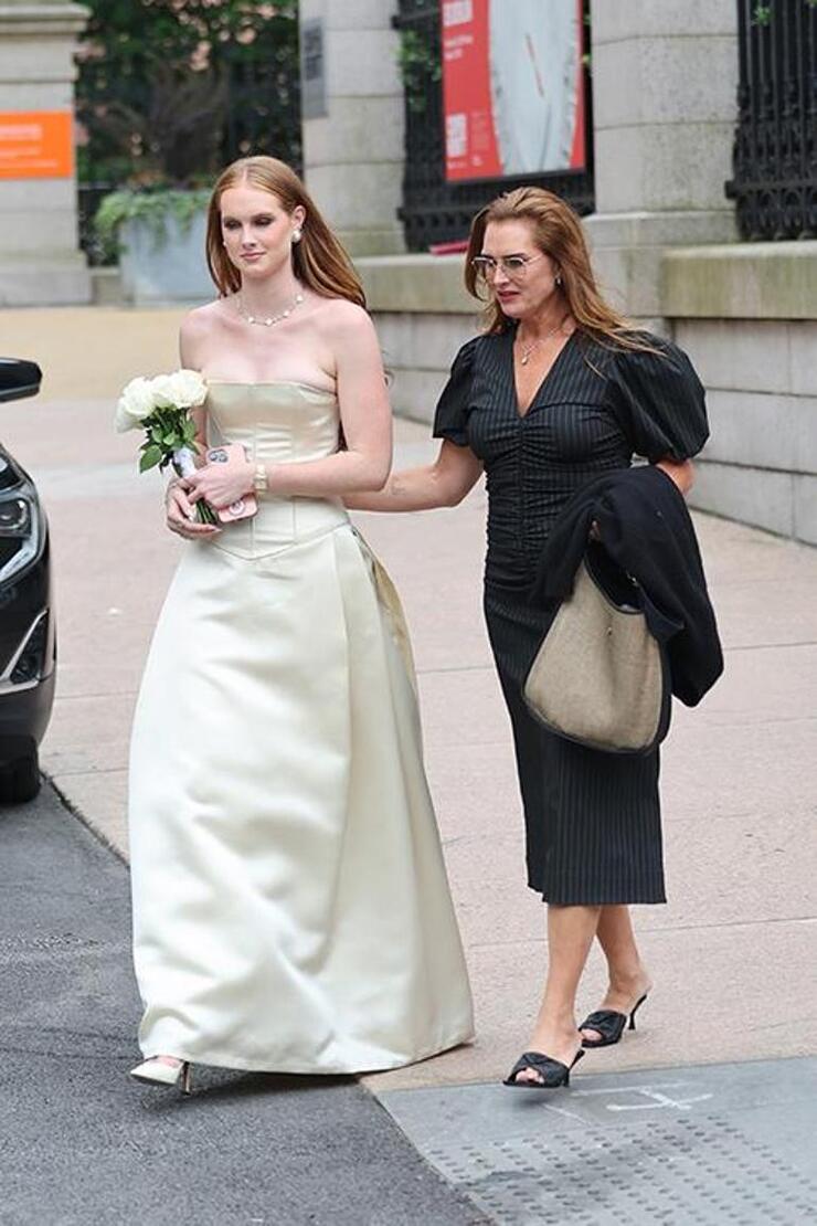Gelinliği Mezuniyetinde Kızına Veren Brooke Shields Anılarını Yeniden Canlandırdı