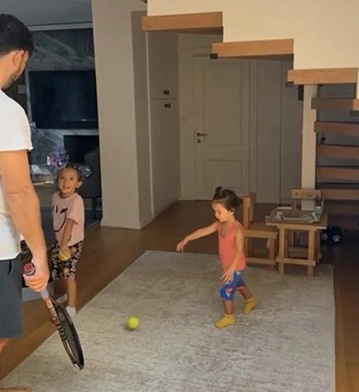 Seda Bakan ailesiyle tenis keyfi yaşadı, doğal halleriyle sosyal medyada dikkat çekti