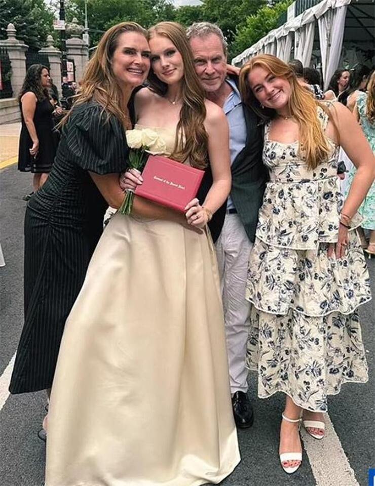 Gelinliği Mezuniyetinde Kızına Veren Brooke Shields Anılarını Yeniden Canlandırdı