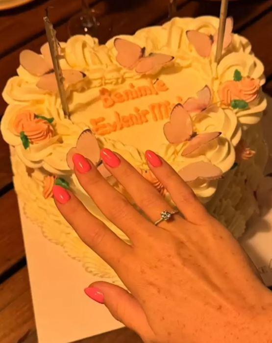 Çilek Karakteriyle Tanınan Zeynep Özkaya, Evlilik Teklifine Evet Dedi!