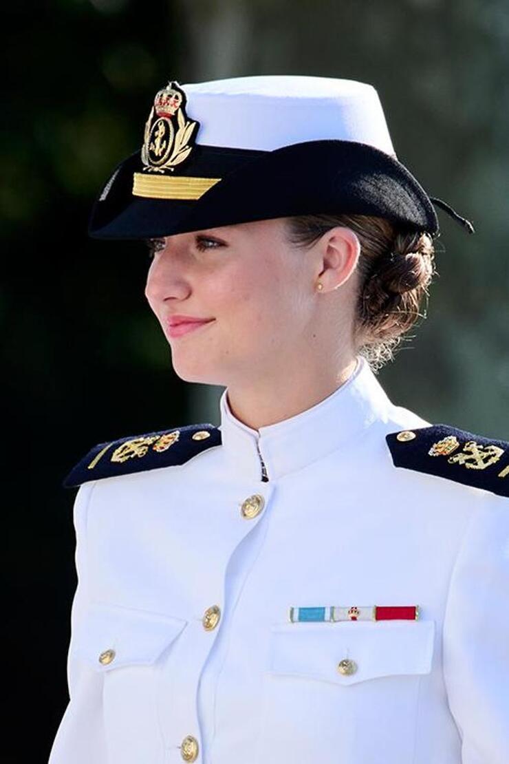 Leonor'un Yeni Üniformasıyla Askere Adım Atması Ailesinin Gurur Kaynağı Oldu!