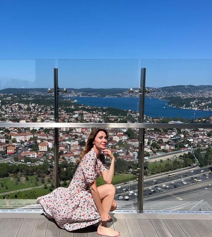 Demet Şener İstanbul Manzarasında Poz Verdi: "Var mı Daha Güzeli?"