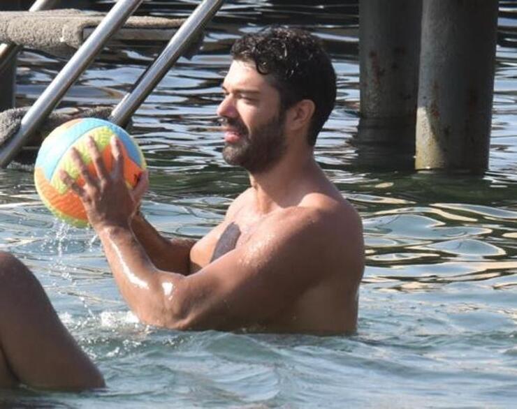 Denizde Voleybol Oyunu ile Eğlenceli Anlar ve Stres Atma Keyfi