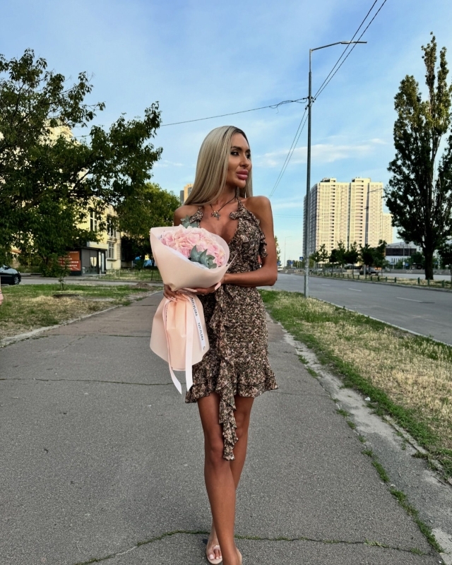 Dünyanın En Büyük Elmacık Kemikli Modeli Anastasia Pokreshchuk Tanga Bikini ile Göz Doldurdu