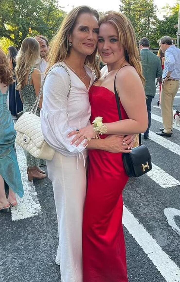 Gelinliği Mezuniyetinde Kızına Veren Brooke Shields Anılarını Yeniden Canlandırdı