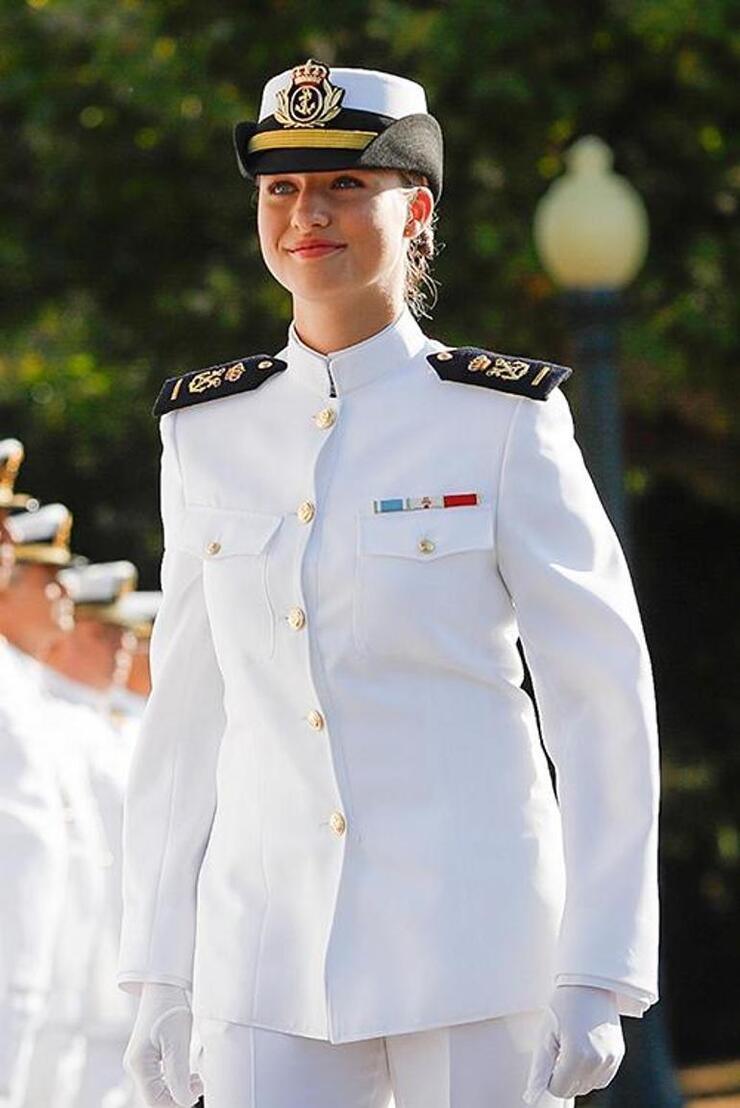 Leonor'un Yeni Üniformasıyla Askere Adım Atması Ailesinin Gurur Kaynağı Oldu!