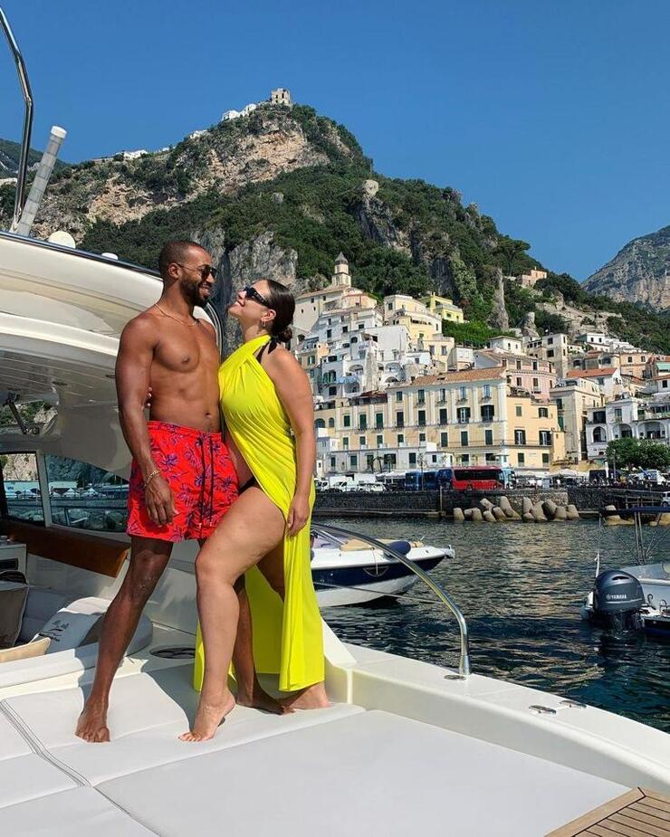 Ashley Graham ve Eşi Justin Ervin, Evlilik Yıl Dönümünü Romantik Kaçamakla Kutladı