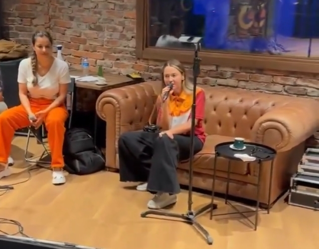 Galatasaray Teknik Direktörü Okan Buruk ile ünlü şarkıcı Hadise aşkı magazin gündeminde konuşuluyor