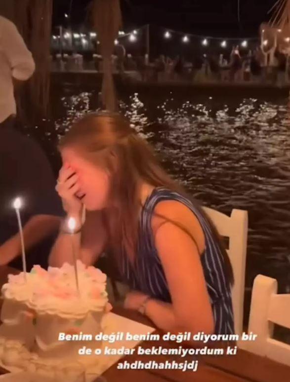 Çilek Karakteriyle Tanınan Zeynep Özkaya, Evlilik Teklifine Evet Dedi!