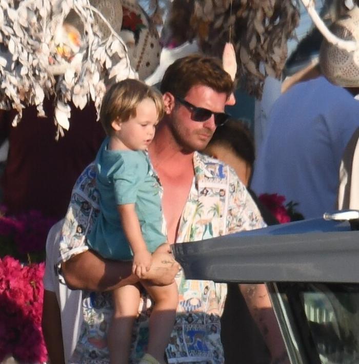 Kıvanç Tatlıtuğ, Bodrum'da eşi ve oğlu Kurt Efe ile tatil yaparken görüntülendi
