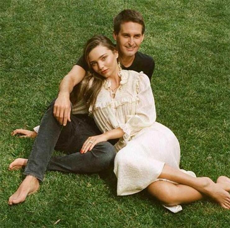 Miranda Kerr ve Eşi Evan Spiegel, Malibu'daki Lüks Evlerini 4.11 Milyon Dolarla Sattı