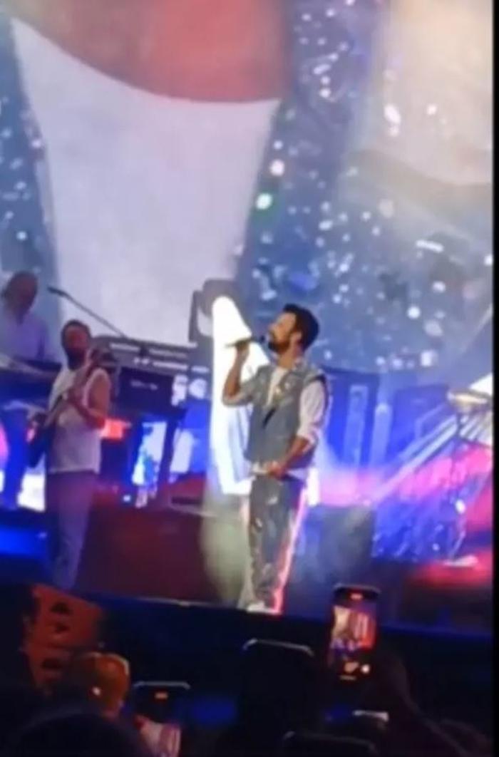 Tarkan Maltepe'de sessiz konser verdi, ses sistemi arızası izleyicileri hayal kırıklığına uğrattı