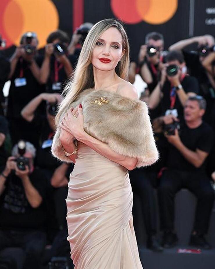 Angelina Jolie Venedik’te Gözyaşlarını Tutamadı, Callas ile Savunmasızlıklarını Paylaştı