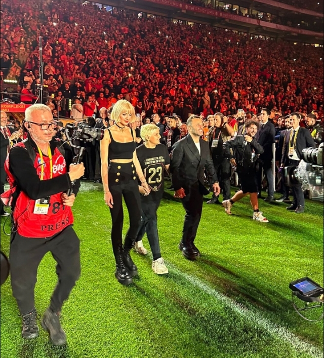 Galatasaray Teknik Direktörü Okan Buruk ile ünlü şarkıcı Hadise aşkı magazin gündeminde konuşuluyor