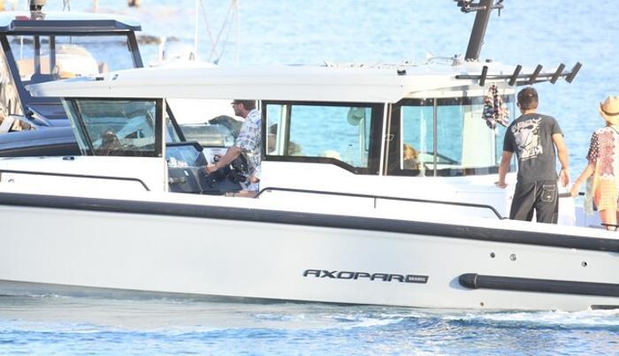 Kıvanç Tatlıtuğ, Bodrum'da eşi ve oğlu Kurt Efe ile tatil yaparken görüntülendi
